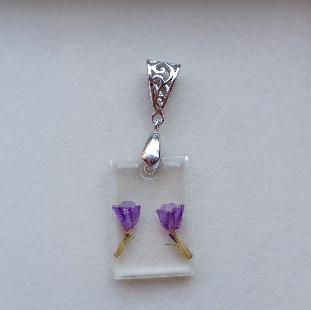 Adorable floral resin pendant ⚘️⚘️